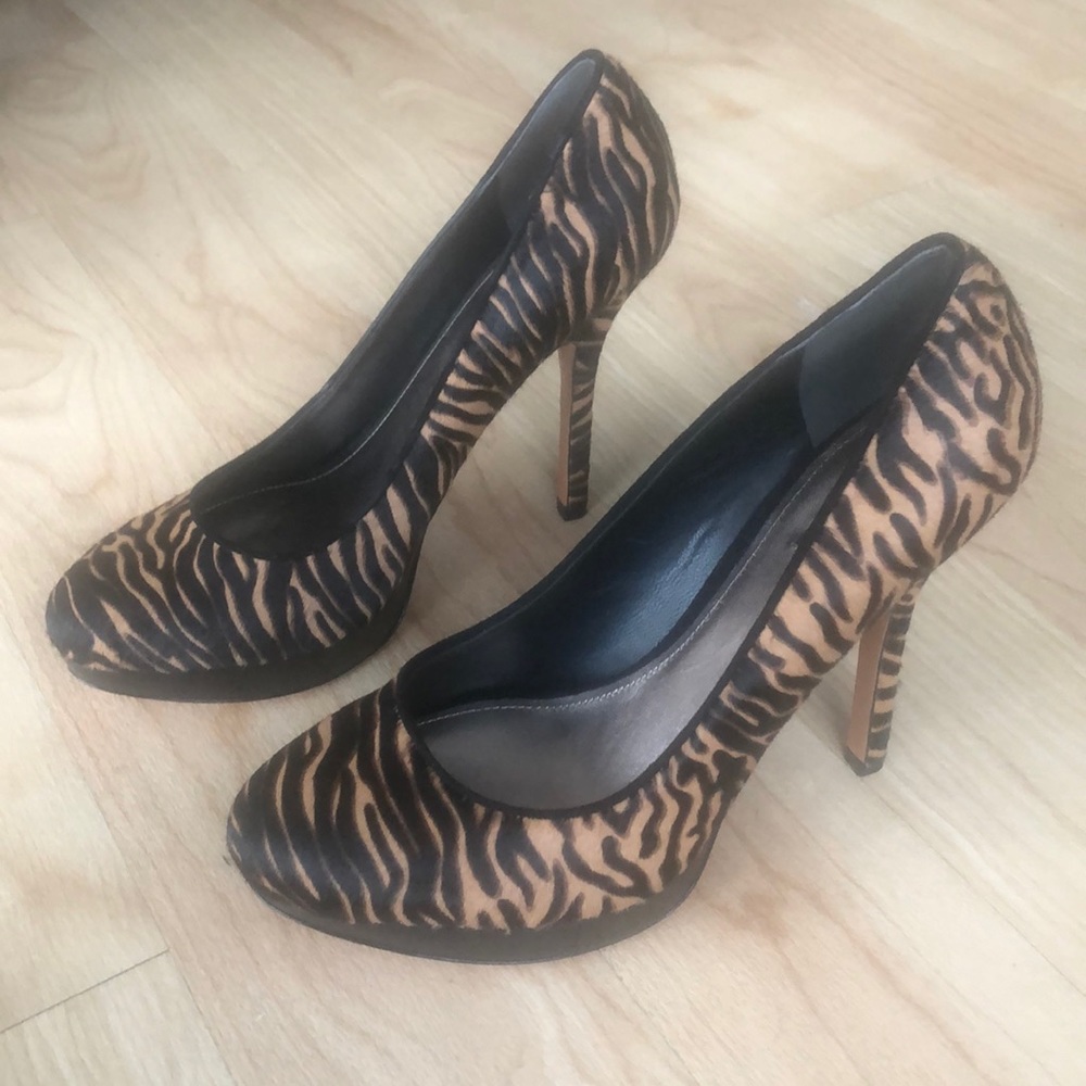 Joan & David Tiger print pumps!